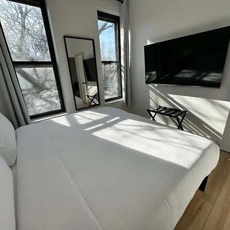 Luxe Spacious Sfh In Bucktown With Secure Parking